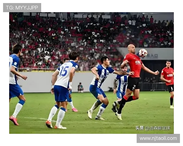 成都蓉城足球队迎战强敌，激情对决展现实力与风采