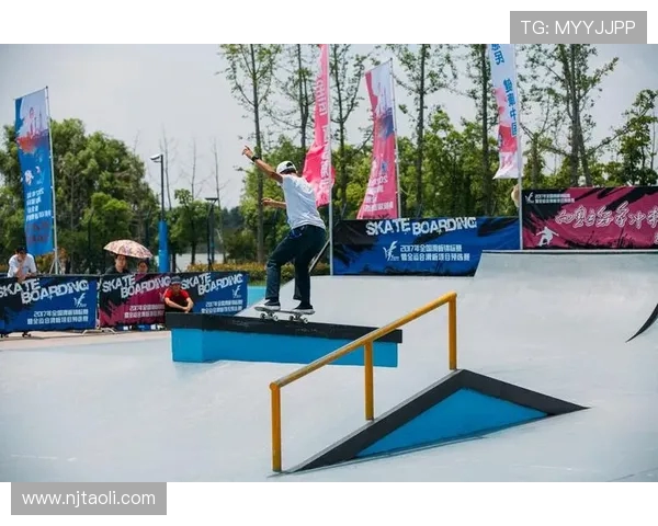 西安街舞队在滑板精英赛中的力量与技巧展现引人瞩目